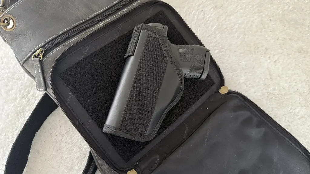 The Gun Tote’n Mamas Crossbody Flat Sac is designed for right and left-handed use with special padding to prevent gun imprinting.